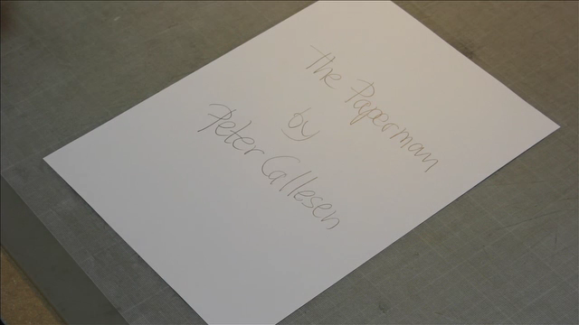 skabelsen og destruktioenen af en papirmand