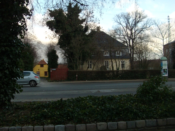 himmelstræbende rødt hus